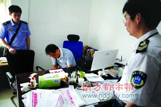 10月16日，工作人員在現(xiàn)場取證。 