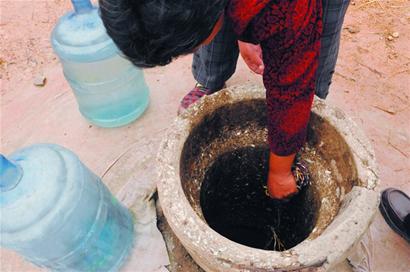 青島大廟山神泉被傳能治百病 緊挨養(yǎng)雞場水不消毒 青島大廟山神泉被傳能治百病 緊挨養(yǎng)雞場水不消毒