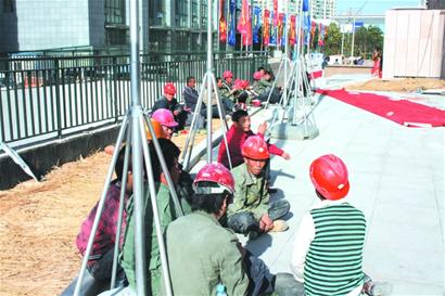 青島深藍(lán)公寓保安持鋼管猛砸工人頭 嫌衣服臟阻止進(jìn)出 青島深藍(lán)公寓保安持鋼管猛砸工人頭 嫌衣服臟阻止進(jìn)出