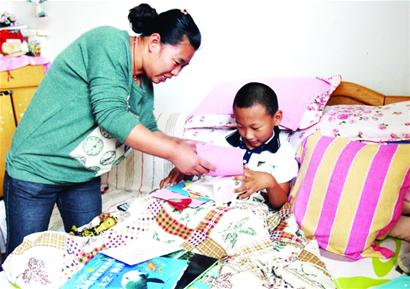 媽媽抱腦癱兒上學(xué) 媽媽抱腦癱兒上學(xué)