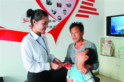 黑心老鄉(xiāng)將老鄉(xiāng)孩子騙來(lái)乞討 衣衫襤褸嚇出重病 黑心老鄉(xiāng)將老鄉(xiāng)孩子騙來(lái)乞討 衣衫襤褸嚇出重病