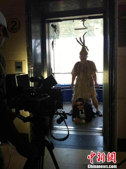 張家界市旅游局副局長鄭亞平化身“稻草鳥叔”。