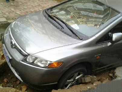 大雨過(guò)后青島一路面塌陷 來(lái)往車(chē)輛失前蹄