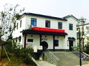 如果不是門前的標(biāo)牌，很多人都會(huì)把這個(gè)公廁當(dāng)作一幢別墅。蔣文龍 攝