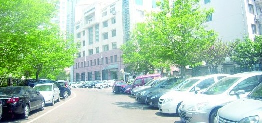 青島車位費9年漲12萬單價超房價 車主搶位練成絕技