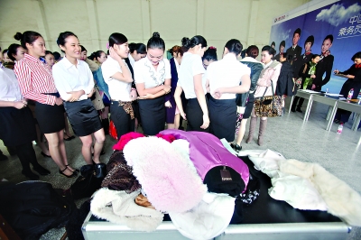 昨日，東航招聘面試環(huán)節(jié)需要穿襯衣短裙參加，應聘的美女們顯得美麗又“凍”人