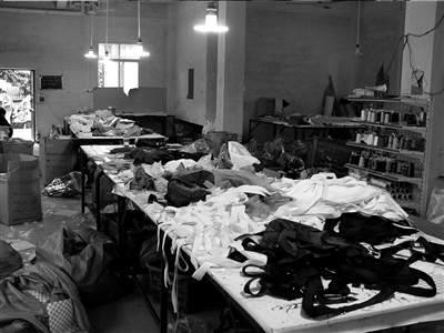 窩點(diǎn)內(nèi)管理混亂，加工材料亂扔。警方供圖