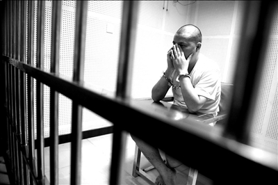 犯罪嫌疑人錢某接受采訪時(shí)落淚。 本報(bào)記者歐陽曉菲攝