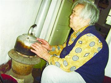 青島供暖問題多:洗澡靠勇氣披被看電視 關鍵時刻爐子替 青島供暖問題多:洗澡靠勇氣披被看電視 關鍵時刻爐子替