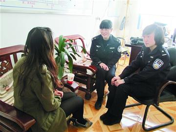 老男友劈腿時(shí)髦妙齡女買醉 躺大街吐白沫 老男友劈腿時(shí)髦妙齡女買醉 躺大街吐白沫