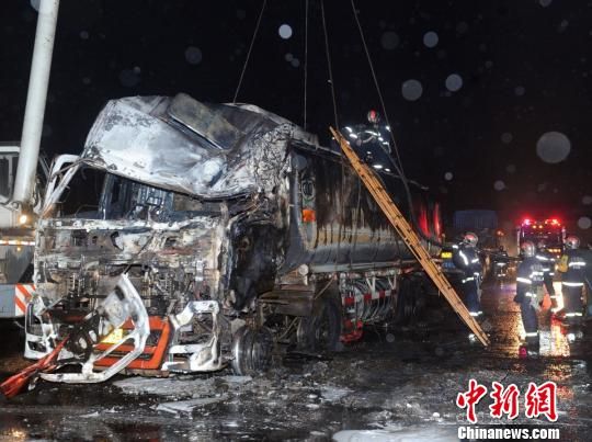 圖為消防官兵爬上油罐車查看情況，準備吊裝轉(zhuǎn)移肇事油罐車。。劉忠俊攝