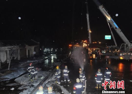 圖為消防官兵正在現(xiàn)場處置肇事油罐車吊裝轉(zhuǎn)運，防止發(fā)生復(fù)燃。劉忠俊攝