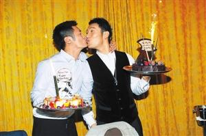 余文樂片場意外激吻黃曉明 余文樂片場意外激吻黃曉明