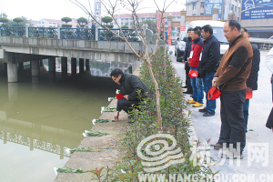在杜光華落水處，人們擺上了白菊花。