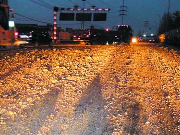 杭州支路上到處都是大大小小的石頭 杭州支路上到處都是大大小小的石頭