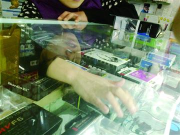 “交規(guī)”嚴(yán)了“藍(lán)牙”火了 “交規(guī)”嚴(yán)了“藍(lán)牙”火了