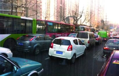 上班首日青島多處擁堵 上班首日青島多處擁堵