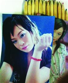 學(xué)生撿到百余張同一美女照片 學(xué)生撿到百余張同一美女照片