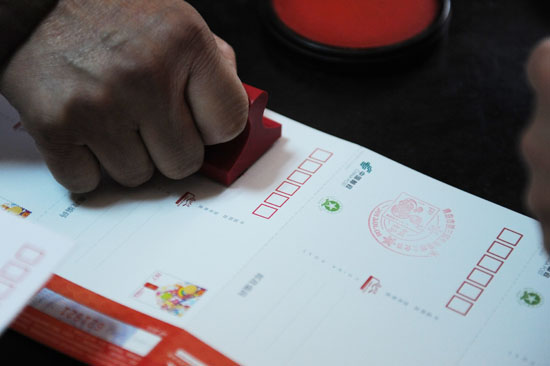 蛇年郵票今日首發(fā) 百余郵迷5點(diǎn)排隊(duì)搶購