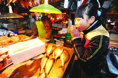 11歲魚美人看攤賣海鮮 攢錢給外婆買海參 11歲魚美人看攤賣海鮮 攢錢給外婆買海參