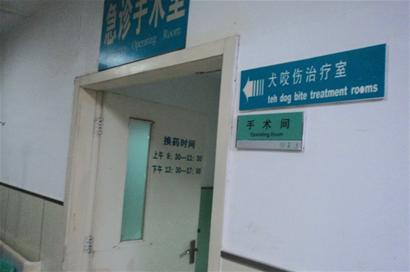 新門衛(wèi)護(hù)院大狗不認(rèn)識 半夜上廁所被一口咬襠