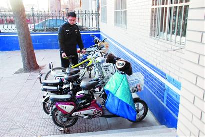 青年借舅舅面包車?yán)瑢W(xué)去偷車 青年借舅舅面包車?yán)瑢W(xué)去偷車