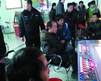 游戲廳開在小市場深處 民警鎖定地下賭窩