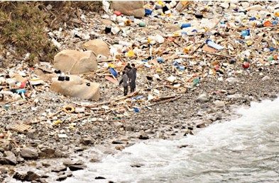 探員到垃圾灣調查。來源 香港《文匯報》