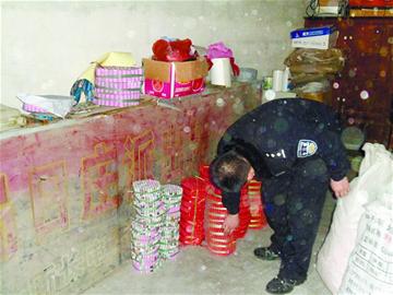 “超生游擊隊(duì)”家中造土鞭4歲娃拿“炸藥”當(dāng)玩具 “超生游擊隊(duì)”家中造土鞭4歲娃拿“炸藥”當(dāng)玩具