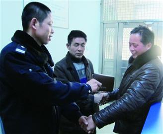 “馬大哈”把錢包扔進(jìn)垃圾桶 “馬大哈”把錢包扔進(jìn)垃圾桶