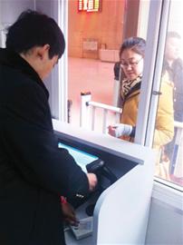 青島站啟用實名制驗票機 5秒搞定