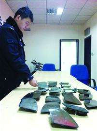 寶馬眼被摳后視鏡成窟窿 10秒鐘內(nèi)迅速卸走 寶馬眼被摳后視鏡成窟窿 10秒鐘內(nèi)迅速卸走