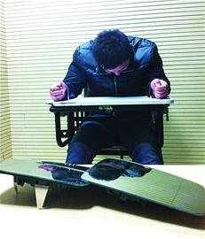 寶馬眼被摳后視鏡成窟窿 10秒鐘內(nèi)迅速卸走 寶馬眼被摳后視鏡成窟窿 10秒鐘內(nèi)迅速卸走