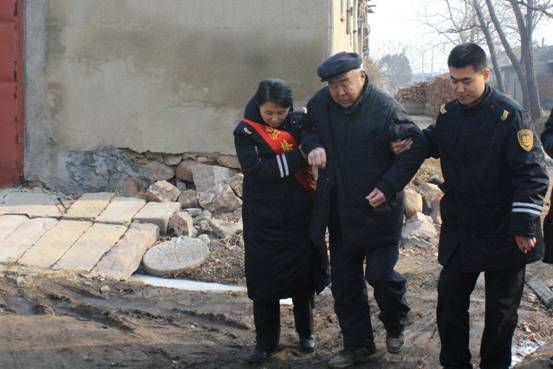 8旬老人迷失汽車站 3小時(shí)找遍7村莊送他回家 8旬老人迷失汽車站 3小時(shí)找遍7村莊送他回家