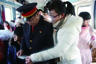 青島列車(chē)員跟車(chē)生活揭秘