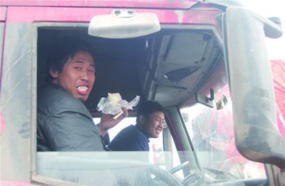 被堵一天一夜 光剩抽悶煙了 被堵一天一夜 光剩抽悶煙了