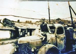 楊光在朝鮮和愛車吉斯150。