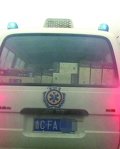 山東急救車閃警示燈送禮 醫(yī)院稱霧霾天司機(jī)緊張 山東急救車閃警示燈送禮 醫(yī)院稱霧霾天司機(jī)緊張