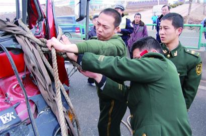 一二，用力拉……