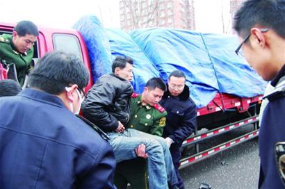 一二，用力拉……