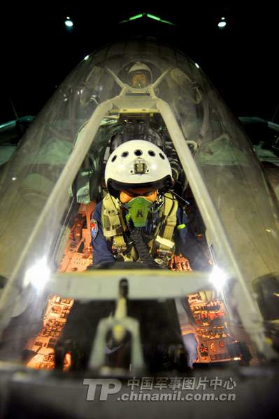 資料圖:中國戰(zhàn)機(jī)飛行員進(jìn)入座艙起飛。