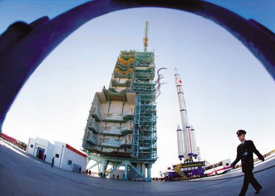 運(yùn)載火箭在酒泉衛(wèi)星發(fā)射中心整裝待發(fā)。
