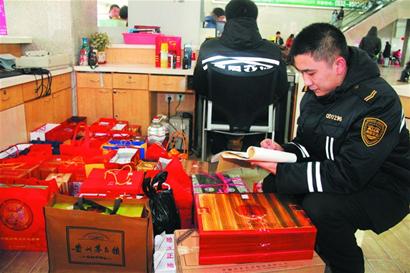 汽車站禁帶超45度白酒上車 茅臺五糧液堆滿安檢 汽車站禁帶超45度白酒上車 茅臺五糧液堆滿安檢