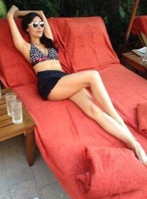 李嘉欣曬比基尼泳裝照 熟女美腿修長(zhǎng)被贊似少女