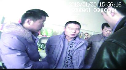 小偷日撬婚房夜撬店 偷出個服裝專賣店 小偷日撬婚房夜撬店 偷出個服裝專賣店