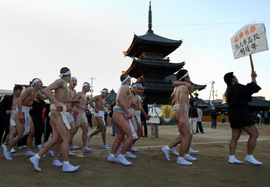 日本岡山裸體節(jié)開幕 約9千男女赤身入冰水