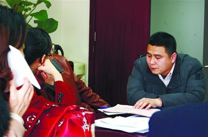 我市二手房交易量激增 記者跟訪一名中介門店店長體驗新政細則出臺后買賣雙方的焦慮 我市二手房交易量激增 記者跟訪一名中介門店店長體驗新政細則出臺后買賣雙方的焦慮