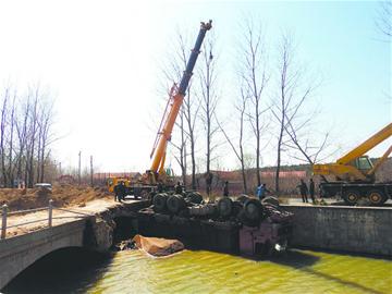 “危橋”牌掛5月終被大貨壓塌 “危橋”牌掛5月終被大貨壓塌