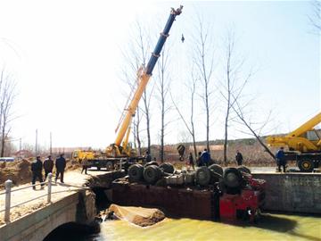 黃島大貨壓塌危橋 黃島大貨壓塌危橋