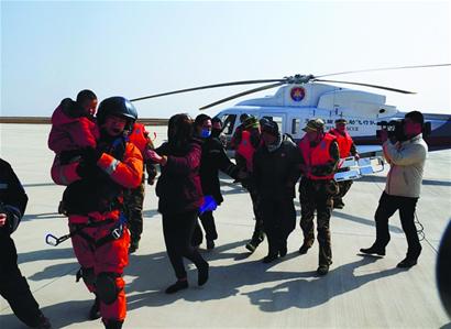 漁船進水2歲男童被裝進包吊上直升機 漁船進水2歲男童被裝進包吊上直升機